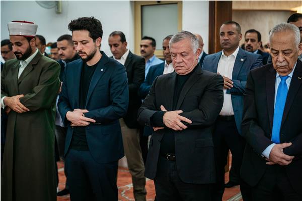 ملك الأردن وولي عهده يؤديان صلاة عيد الفطر المبارك بالعقبة