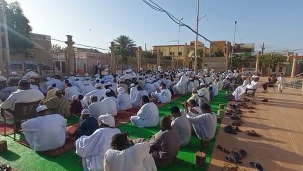 مشاهد من شوارع السودان لصلاة عيد الفطر تحت وابل الرصاص ودخان القنابل