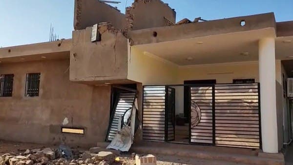 مشاهد لنزوح مئات السودانيين من الخرطوم للهروب من الموت بالقذائف الطائشة