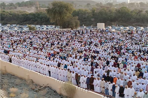 المسلمون يؤدون صلاة عيد الفطر في سلطنة عمان صباح اليوم.. صور