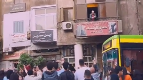 “بنحبك يا حسن”.. شاهد مصرياً ينثر الأموال من شرفة مكتبه