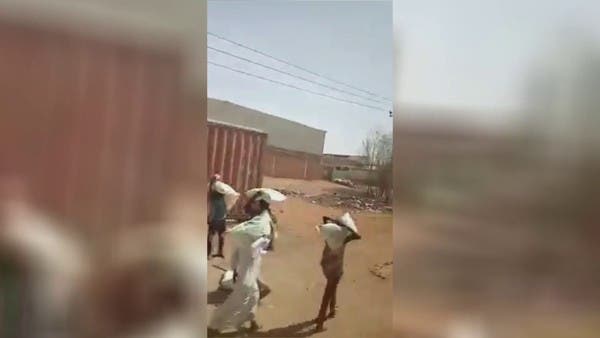 لم يسلم شيء.. فيديو لا يصدق لأعمال سلب ونهب في الخرطوم