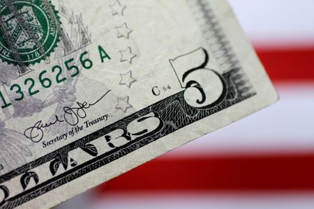 الدولار الأمريكي يتجه لانخفاض شهري جديد.. هل ينقذه الفيدرالي؟
