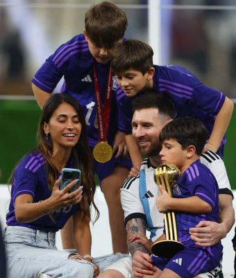 عائلة ميسي تحسم خيارها بين باريس وبرشلونة