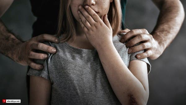 أب سوري يعتدي على ابنته ويقتلها وشقيقتها ويدفنهما قبل وفاته بانفجار قنبلة
