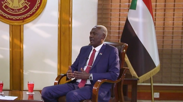 هرب أم على رأس عمله؟.. أين وزير الدفاع السوداني؟