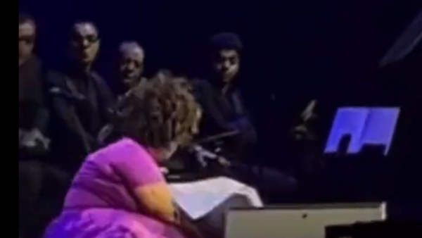 لحظة سقوط شيرين على المسرح: بكرا السوشال ميديا هتتقلب!
