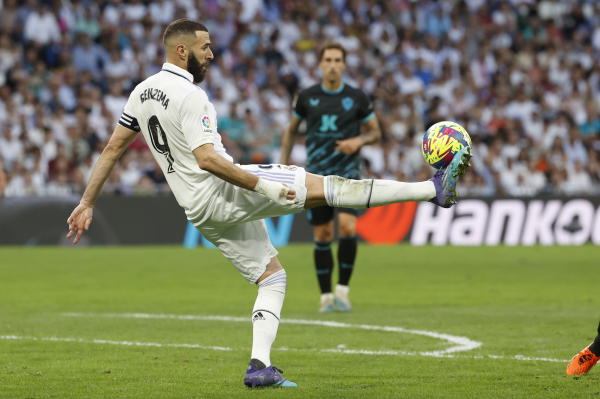 برشلونة يضرب بالأربعة ويقترب من التتويج وريال مدريد يتفوق على ألميريا بثلاثية بنزيمة