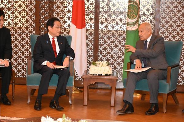 أبو الغيط يلتقي فوميو كيشيدا رئيس وزراء اليابان بالجامعة العربية
