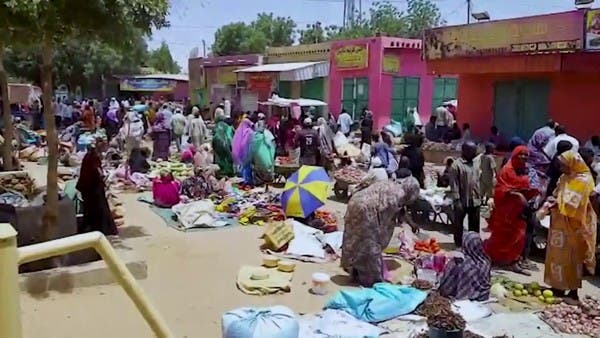شاهد تجار دار فور يواصلون البيع والشراء على أمام محلاتهم المنهوبة