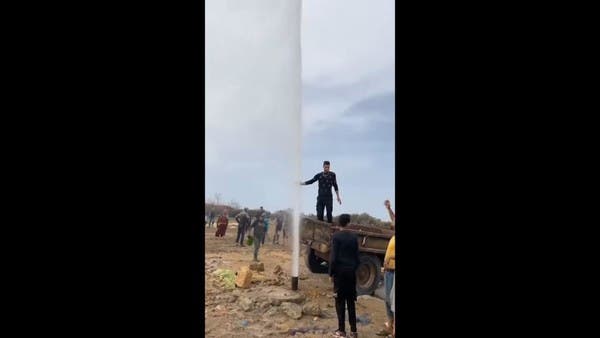 مزارع يفاجأ بنار تتفجر من بئر مياه حفرها.. فيديو يشغل تونس