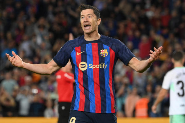 ليفاندوفسكي يتوسط لنقل نجم السيتي لبرشلونة