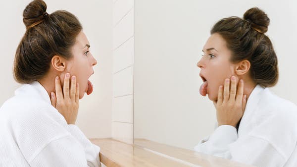 إياك وإهماله.. اعرف مرضك من لون لسانك