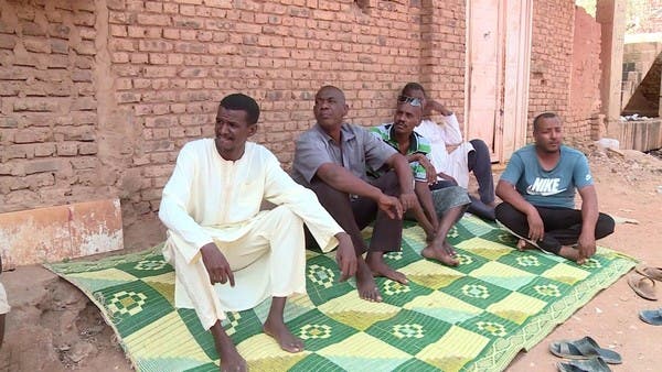 سكان الخرطوم يلجأون لتشكيل دوريات حراسة لحماية منازلهم من النهب