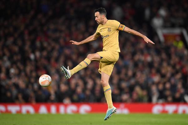 قائد برشلونة يعلن الرحيل في الصيف المقبل