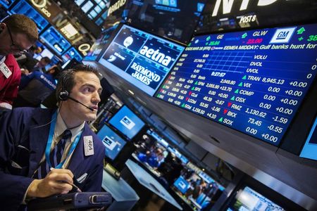 بيانات هامة تغير مسار الأسواق.. تقلبات بالأسهم والذهب يحول وجهته
