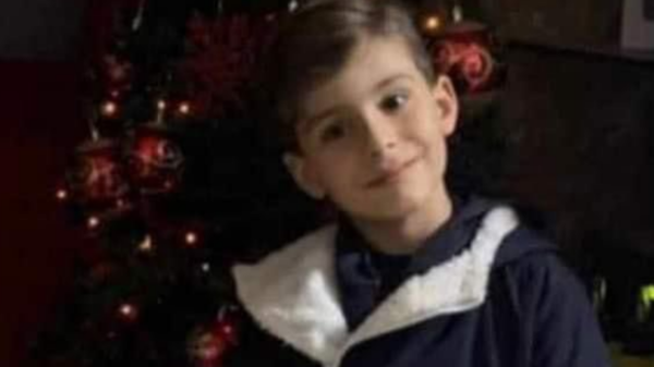 أشباح بسلاح دخلت قلعة في لبنان لحصد لايكات.. فقتلوا طفلا أرعبه منظرهم