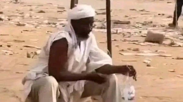 رجل يتوضأ وسط الخراب.. خلال نهب أشهر سوق بالخرطوم