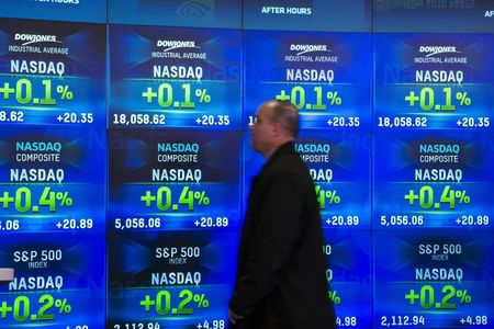 مؤشرات الأسهم في الولايات المتحدة هبطت؛ مؤشر داو جونز الصناعي تراجع نحو 0.03%