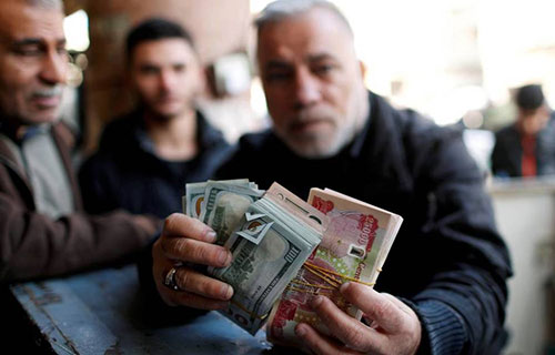 العراق يحظر التعامل بالدولار في الأسواق