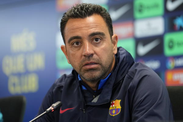 مدرب برشلونة يعيد التوازن لـ “البارسا” بحصد أول لقب كبير