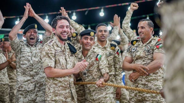 بالصور.. “حفلة سمر” عسكرية استعداداً لزفاف ولي العهد الأردني