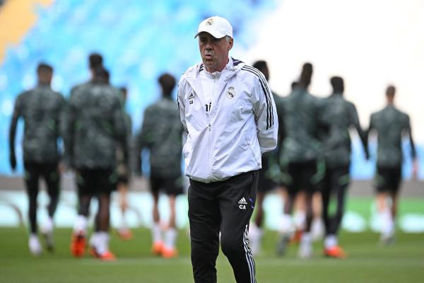 أنشيلوتي باق في مدريد ويرفض التشكيك بالمهاجم بنزيمة