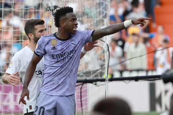 ريال مدريد يلجأ للقضاء رداً على إهانات عنصرية تعرض لها المهاجم فينيسيوس