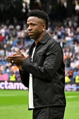 لاعبو ريال مدريد يدعمون فينيسيوس بارتداء قميصه ويعبرون “فاييكانو” بثنائية