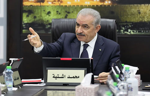 إشتية يطالب القطاع الخاص بمساواة المرأة في الأجور أسوة بالحكومة