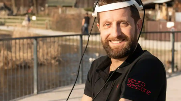 لحظات لا تصدق… جهاز أعاد مشلولا للمشي بعد عقد من اليأس