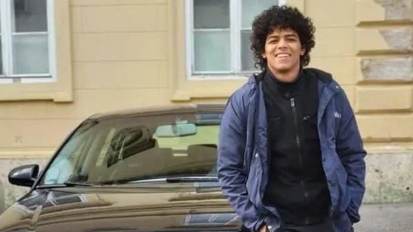 لا يعرف أحداً بفرنسا.. والد المصارع المصري المختفي يكشف