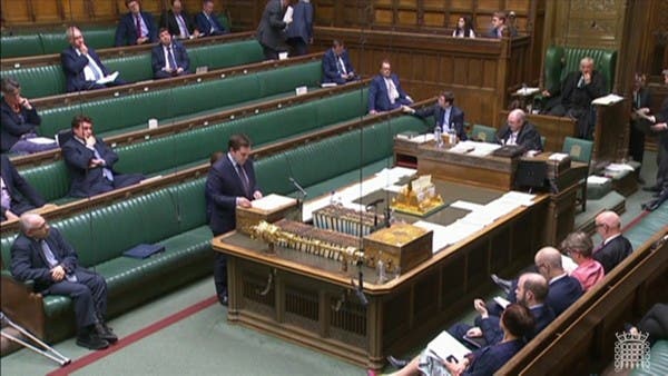 بريطانيا تفرض قيودًا على تأشيرات عائلات الطلاب الأجانب.. لماذا؟