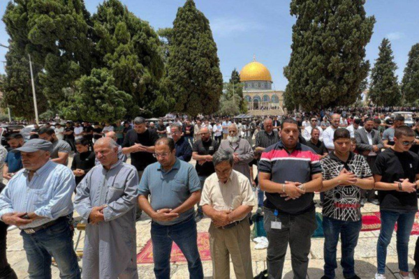 45 ألفا يؤدون صلاة الجمعة في الأقصى-الحياة الجديدة