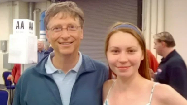 بيل غيتس والشابة الروسية ثانية.. “سيلفي” مع جاسوسة تعقد الأمور