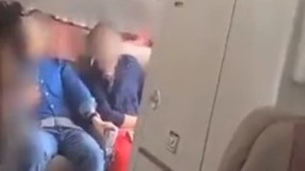 رجل الطائرة الذي بث الرعب بالركاب يفجر مفاجأة عن فتح الباب