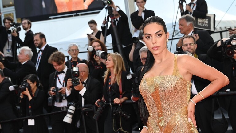 شريكة رونالدو تخطف الأضواء في فرنسا بعيداً عن “الدون”