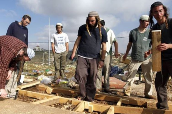 مستوطنون يعيدون بناء مدرسة في مستوطنة “حومش”-الحياة الجديدة