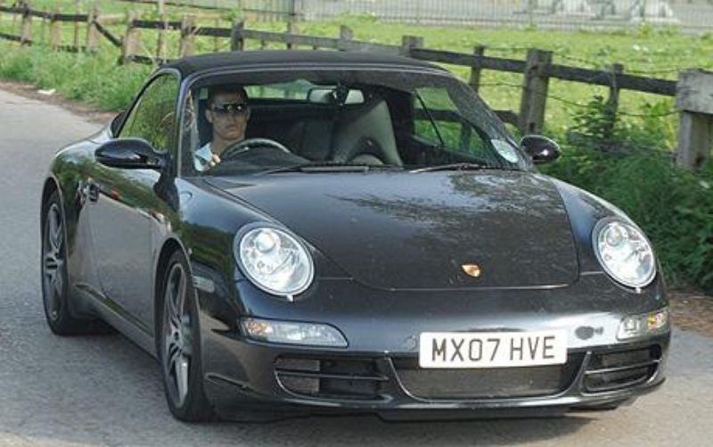 رونالدو الطائش يبيع “بورشه” بنصف ثمنها كي يحصل على أرقام هواتف فتاتين