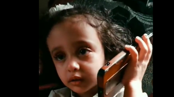 “البسة أكلت العصفورات”.. طفلة تنفجر باكية وتخطف قلوب اليمنيين