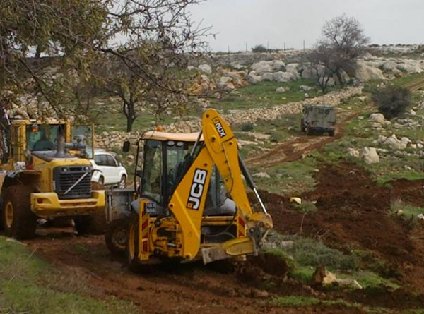 الاحتلال يستولي على مركبة ومحول كهرباء ورافعة في عقربا-الحياة الجديدة