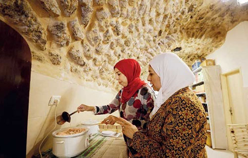 فلسطينيتان تبادران بإحياء النشاط التجاري في البلدة القديمة بالخليل