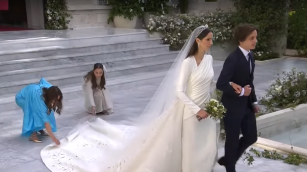 بالصور.. تفاصيل لافتة حصلت في عقد قران ولي العهد الأردني