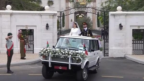 ما قصة سيارة “الرينج روفر” التي أقلت ولي عهد الأردن وعروسه؟ 
