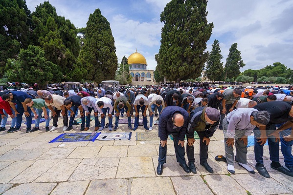 50 ألفا يؤدون صلاة الجمعة في المسجد الأقصى-الحياة الجديدة