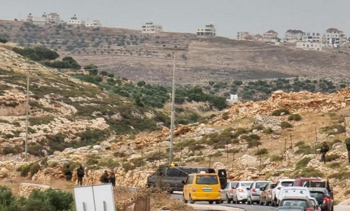 الاحتلال يواصل إغلاق مدخلي قرية المغير شرق رام الله-الحياة الجديدة