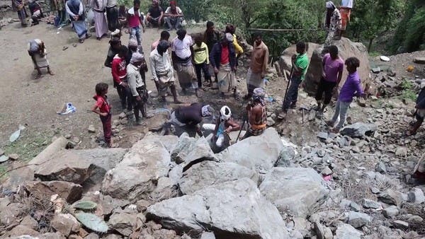 انهيارات صخرية تهدد حياة العشرات في تعز