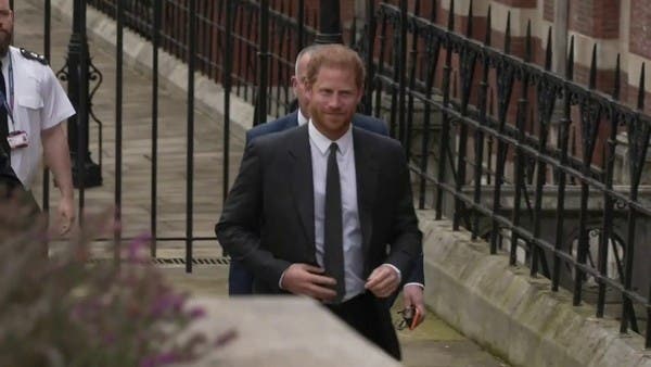 لحظة تاريخية منتظرة.. الأمير هاري يواجه وسائل الإعلام في المحكمة