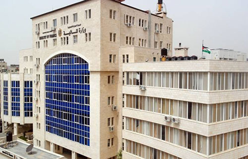 “المالية” توقع اتفاقيتَي تمويل لمشروعَي ألبان وبلاستيك