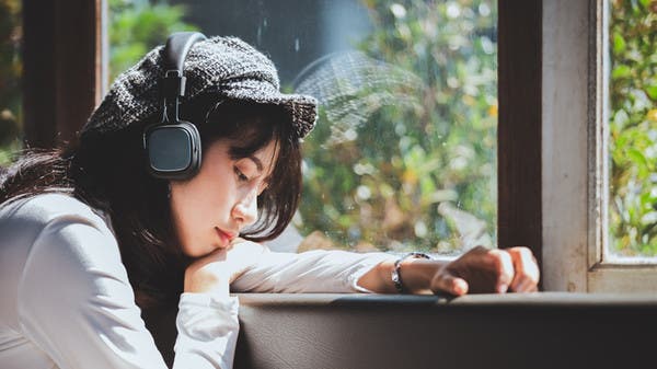 الاستماع للأغاني الحزينة مفيد لك.. هل يعقل؟!